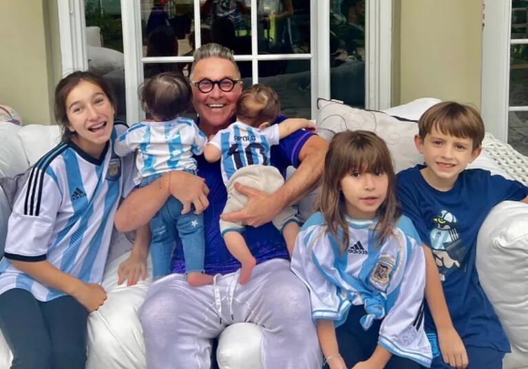 Ricardo Montaner se mostró por primera vez con sus nietos Índigo y Apolo: la llamativa foto en familia