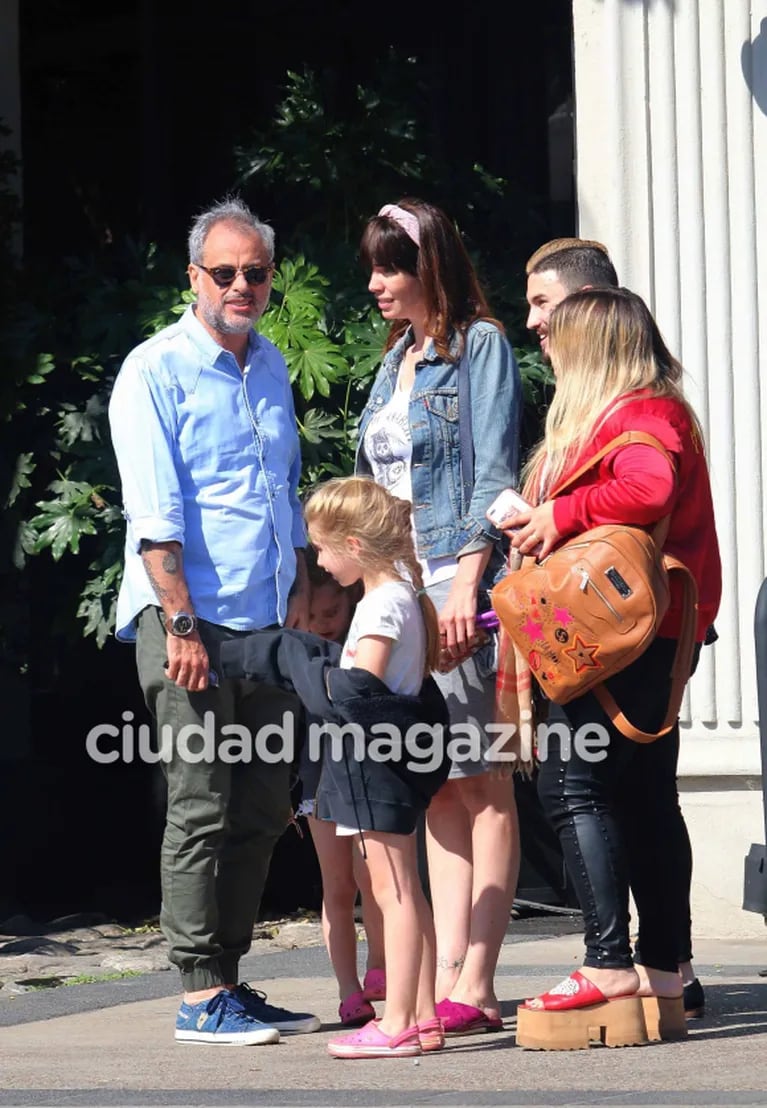 Jorge Rial y Romina Pereiro almorzaron junto a las hijas de ambos: mirá el álbum íntimo de su salida