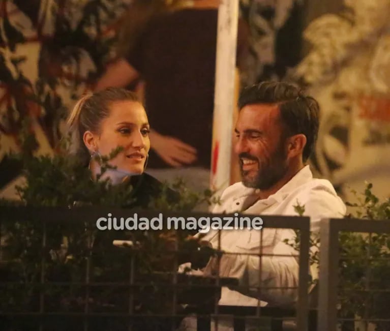 Mica Viciconte y Fabián Cubero, juntos y enamorados en un bar: sus fotos a puros besos y mimos