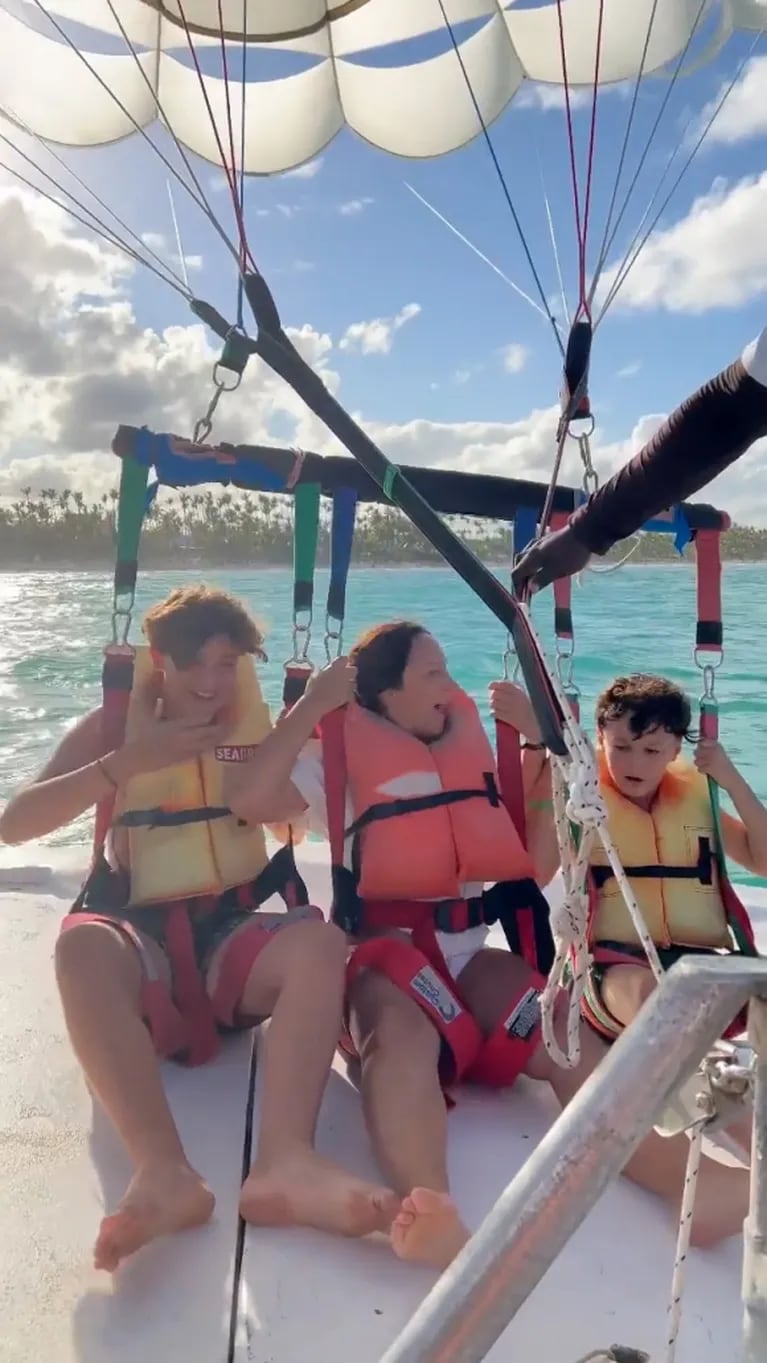El divertido video de Pampita haciendo parasail con sus hijos y Roberto García Moritán en Punta Cana 