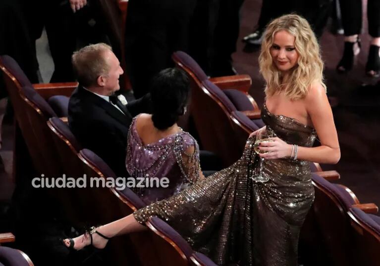 Jennifer Lawrence, una diosa súper relajada en los Oscar 2018: saltó las butacas con una copa de vino en mano