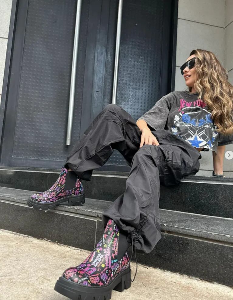 Pampita deslumbró con un look urbano súper colorido: gafas negras, prendas oversized y botas estampadas