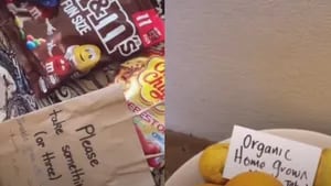 Una mujer desata la amabilidad de sus vecinos colocando una bolsa de snacks en el pasillo durante el confinamiento