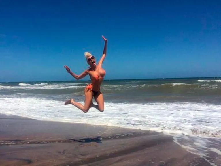"¡Que energizante que es el mar!", escribió Vicky desde la playa. (Foto: Twitter)