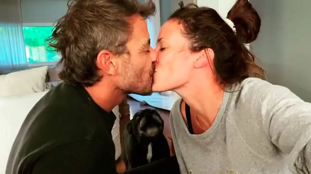 Pedro Alfonso y Paula Chaves mostraron cómo reacciona su mascota cuando se besan