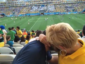 Xuxa y su novio “bancaron” a Brasil en el debut del Mundial. (Foto: Facebook)