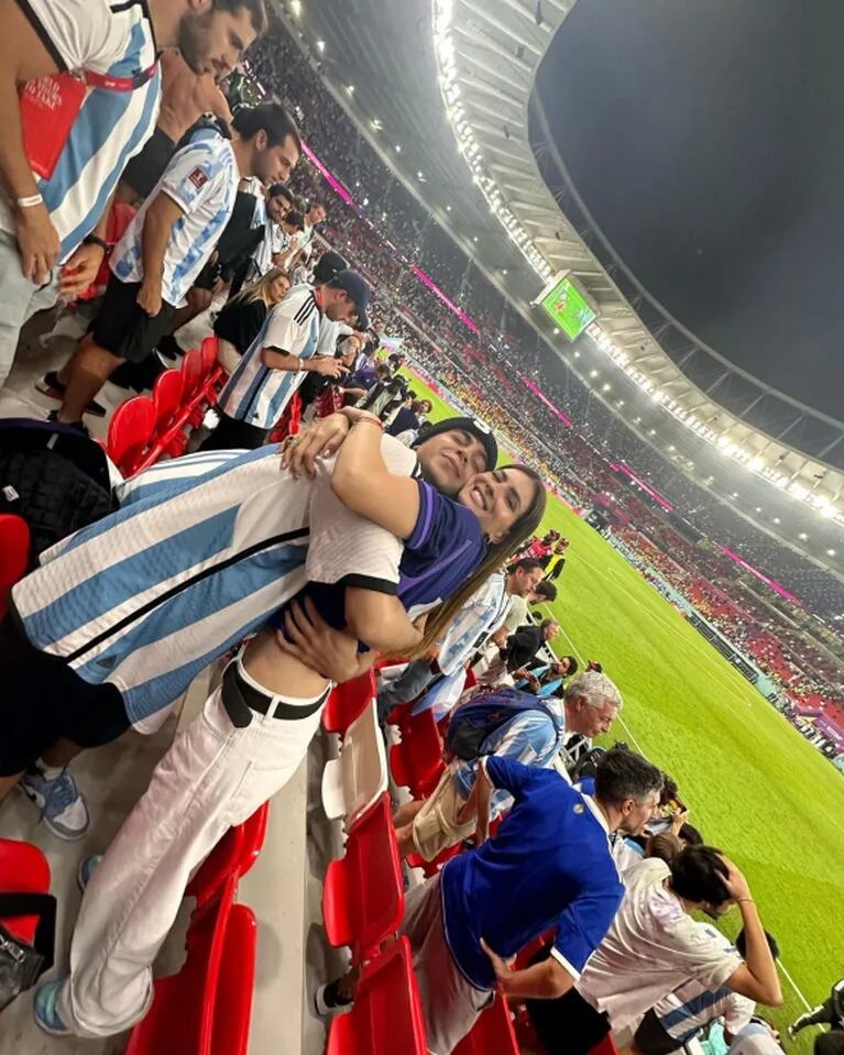 Las imágenes de China Suárez y Rusherking alentando eufóricos y enamorados a Argentina en el Mundial de Qatar 2022