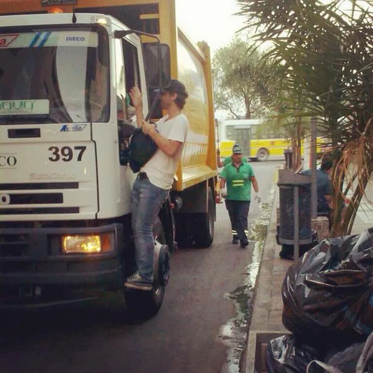 Pedro Alfonso llegó al teatro arriba de un camión de basura (Foto: Twitter). 