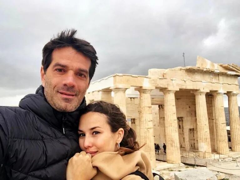 Las tiernas fotos de Luli Fernández luciendo su pancita de 6 meses en Grecia junto a su marido