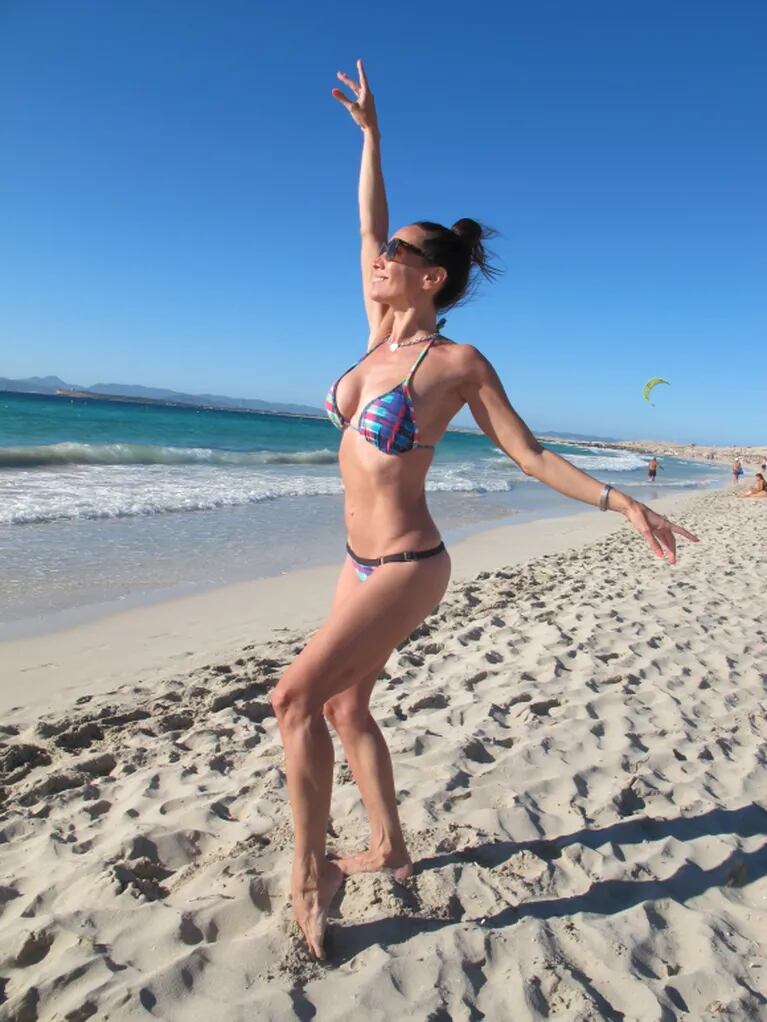 El lomazo de Mora Godoy en las playas de Ibiza: diosa a los 45