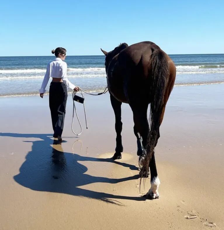 Barby Franco sorprendió con el look que eligió para posar con su caballo a orillas del mar