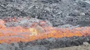 Esto es lo que le pasa a una roca cuando entra en contacto con una corriente de lava