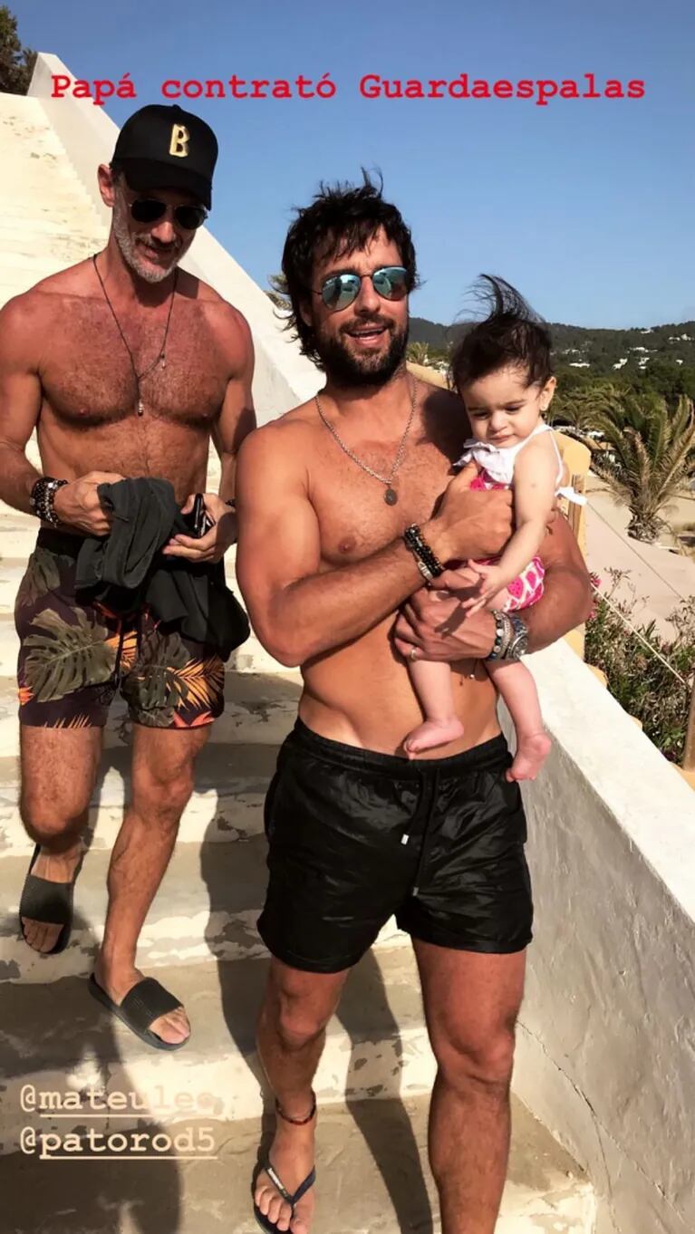 El álbum de las vacaciones en familia de Rulo y Gabriela Sari con su hija en Ibiza: "Disfrutando los tres"