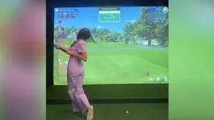 Así fue la divertida caída de una mujer durante una primera cita jugando al golf en realidad virtual