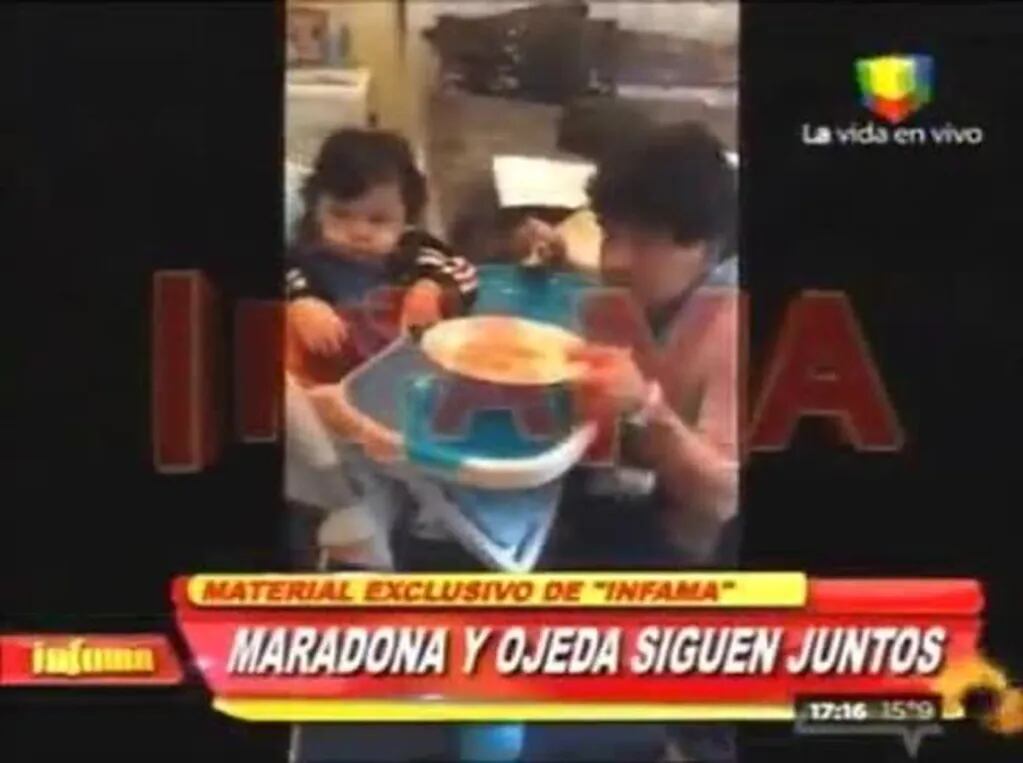 El video de Diego Maradona junto a su hijo dándole de comer 