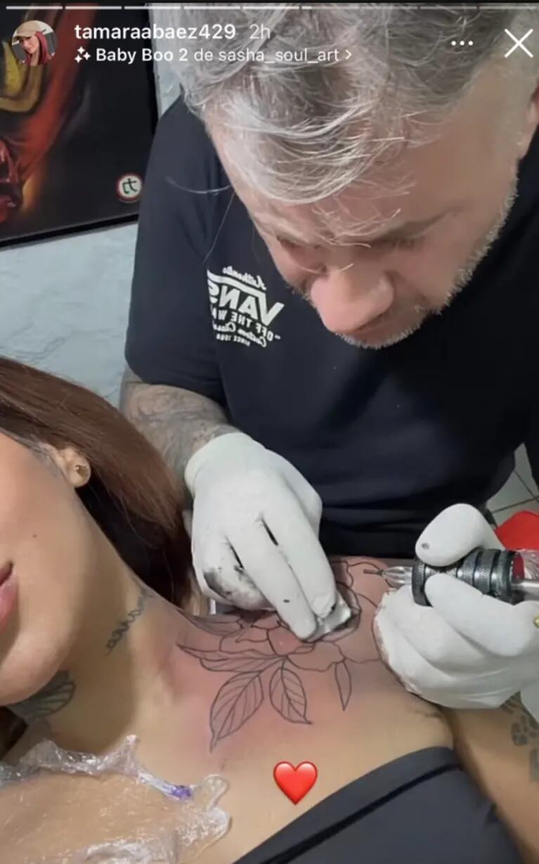 Tamara Báez se tatuó el cuello y los hombros y mostró el resultado