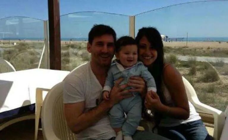 Lionel Messi y Antonella Roccuzzo con Thiago. (Foto: Facebook Leo Messi)