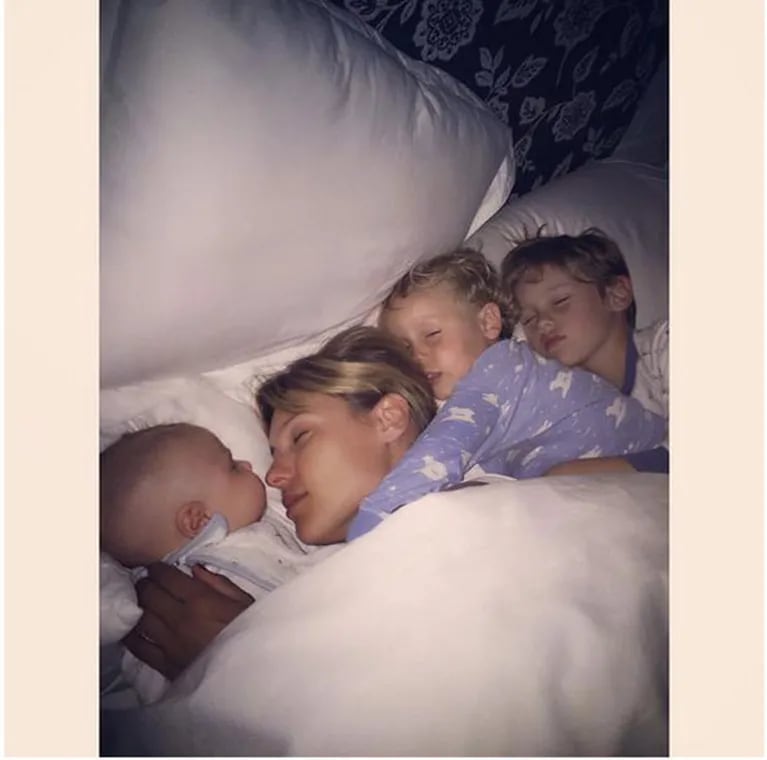 La tierna foto de Pampita durmiendo con sus tres hijos: "Viva el colecho" (Foto: Twitter)