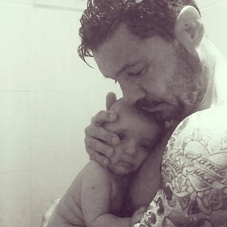 Marcelo Tinelli bañando a Lorenzo en la ducha (Foto: Instagram)