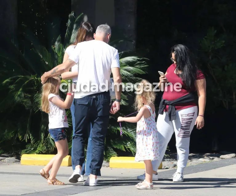 Jorge Rial y Romina Pereiro, enamorados junto a sus hijas: almuerzo en familia
