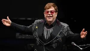 Elton John suspendió sus conciertos en Europa por una lesión de cadera