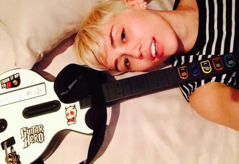 Miley Cyrus no fue a la entrega de los premios Grammy 2014 porque se quedó jugando al Guitar Hero. (Foto: @MileyCyrus)