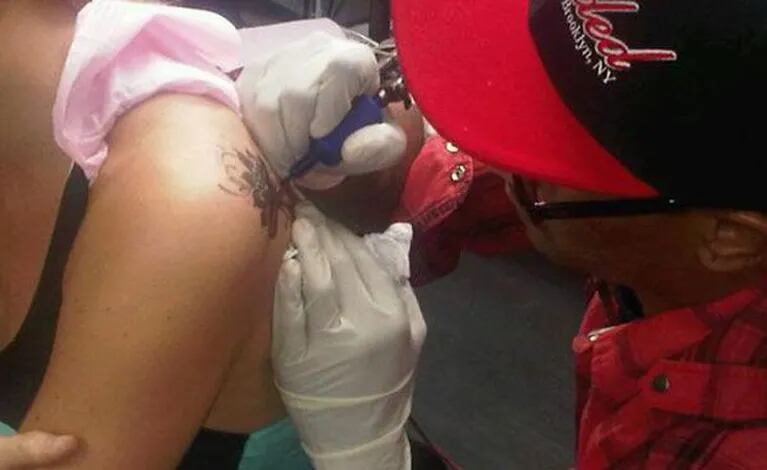 El tatuaje de Soledad Fandiño, tuiteado por René Pérez. (Foto: Twitter @Calle13Oficial)