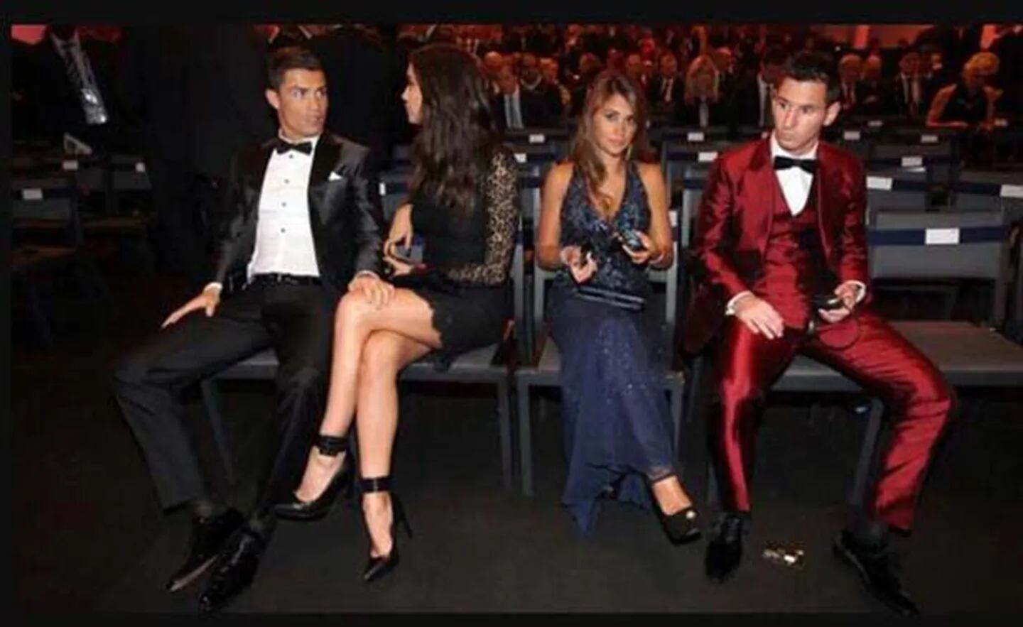 Cristiano Ronaldo, lejos de Antonella Roccuzzo y Lionel Messi en la entrega del Balón de Oro. (Foto: Twitter)