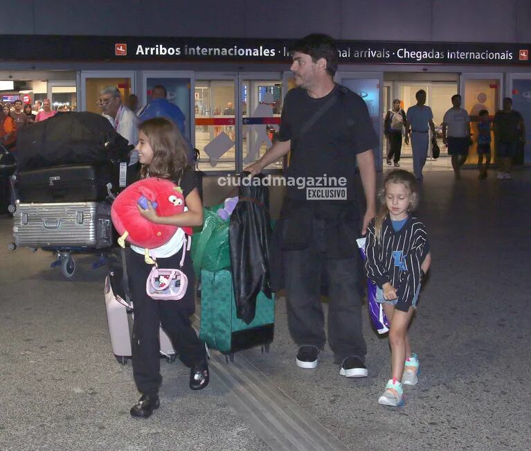 Las fotos de China Suárez con sus hijos en Ezeiza tras una estadía en Miami: muchas valijas y un buen gesto