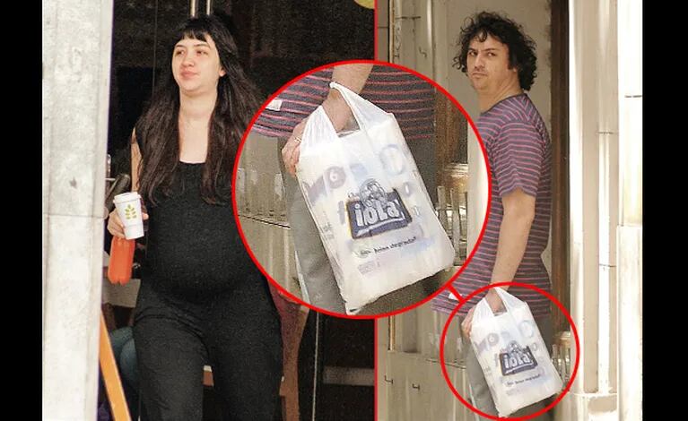 Sofía Gala y su novio compraron papel higiénico. (Fotos: revista Paparazzi)