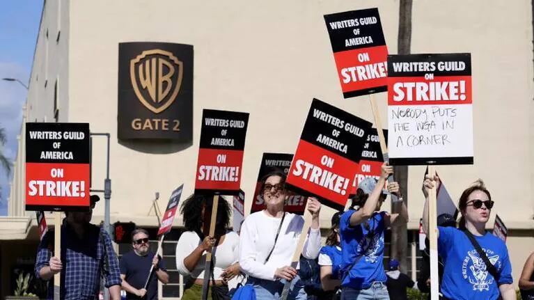 Las grandes productoras de Hollywood amenazan a los guionistas por hacer paro