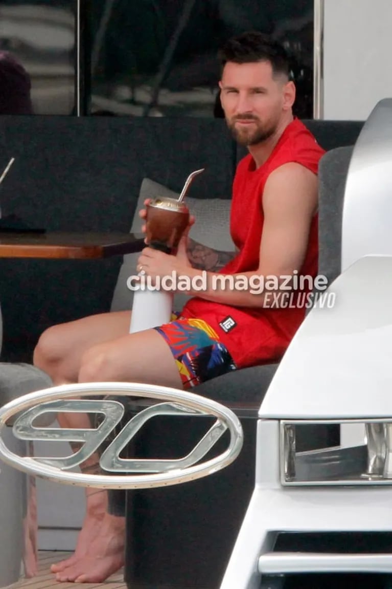 Las fotos de Lionel Messi y Antonela Roccuzzo de vacaciones en Ibiza: amor, mimos y manito indiscreta