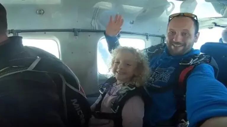 La paracaidista más joven que has visto nunca: salta al vacío con sólo 6 años