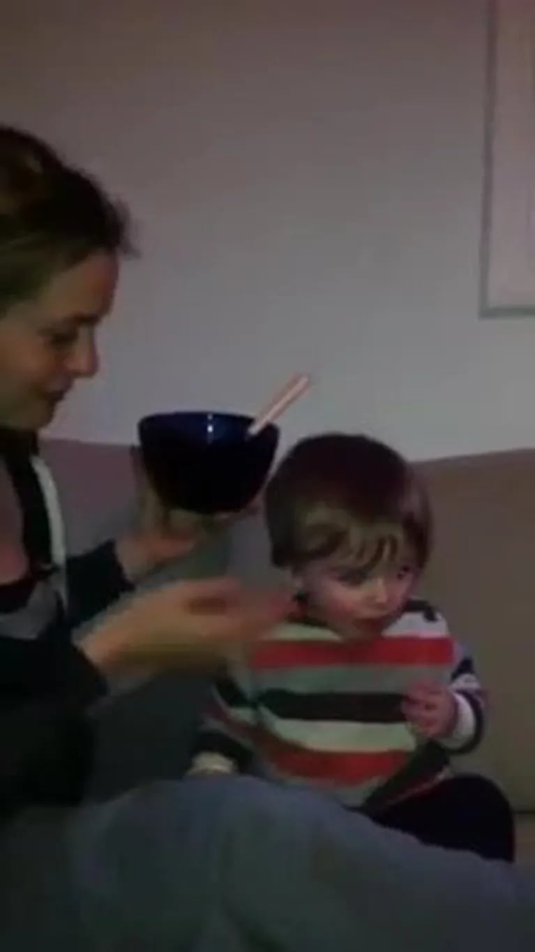 Alicia Silverstone y su bizarra forma de alimentar a su hijo: ¡el video!