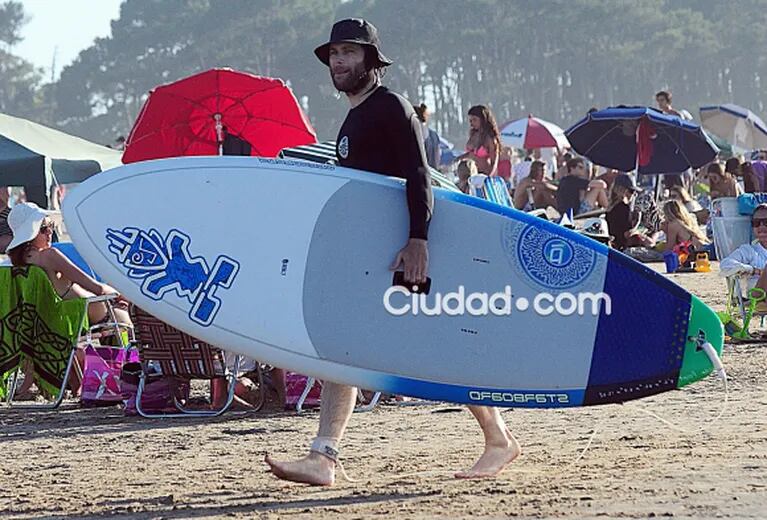 Benjamín Amadeo, de vacaciones con su bella novia en Punta del Este: looks playeros y mucho surf 