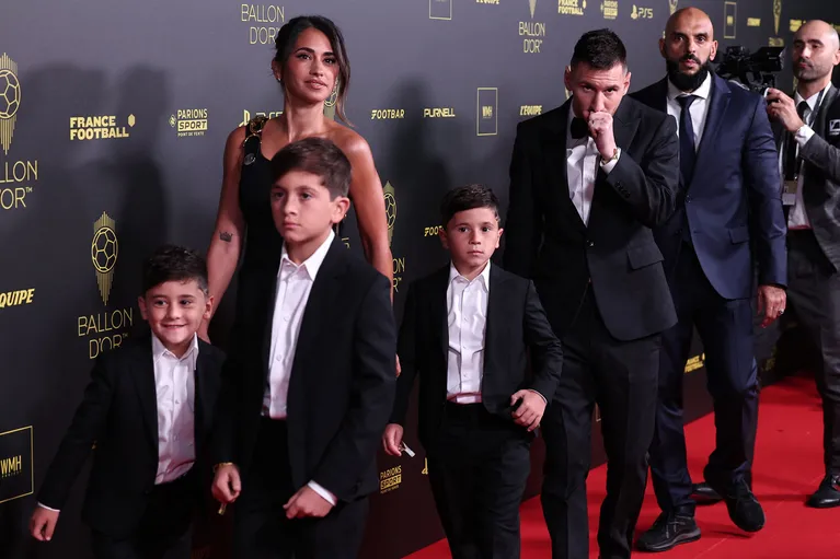 Antonela Roccuzzo, Lionel Messi e hijos (AFP)