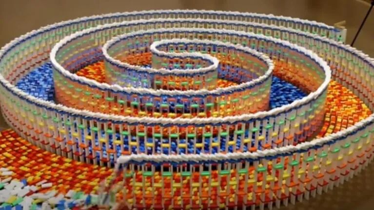 Increíble: forman una triple espiral con piezas de dominó.