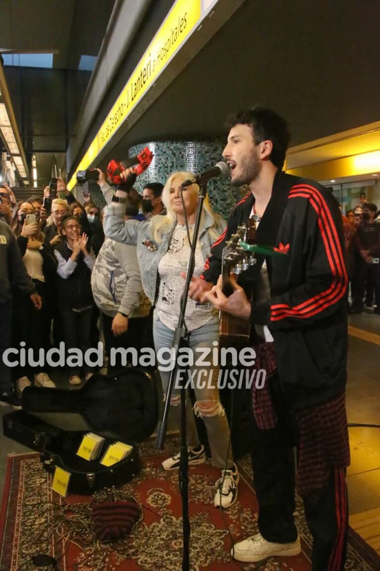 Susana Giménez y Sebastián Yatra revolucionaron el subte: aparecieron disfrazados de músicos callejeros y sorprendieron con un show