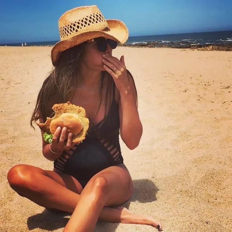 ¡Saciando antojos! Isabel Macedo, embarazada de cinco meses: mimos con Urtubey, pancita en crecimiento y tremendo sándwich en la playa 