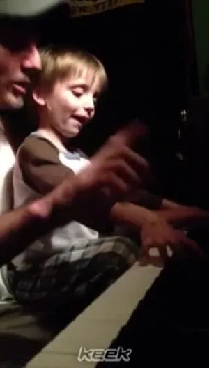 El video más dulce de Facundo Arana: ¡mirá cómo le enseña a tocar el piano a su hijo! 