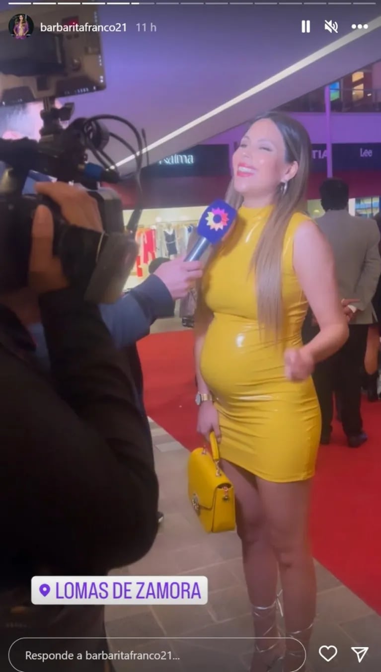 Barby Franco lució su pancita de embarazada con un vestido amarillo engomado 