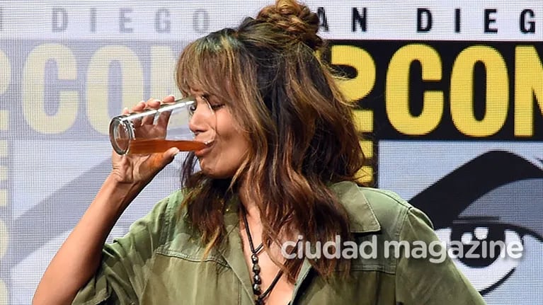 Halle Berry se tomó un whisky de un solo trago en el evento Comic Con