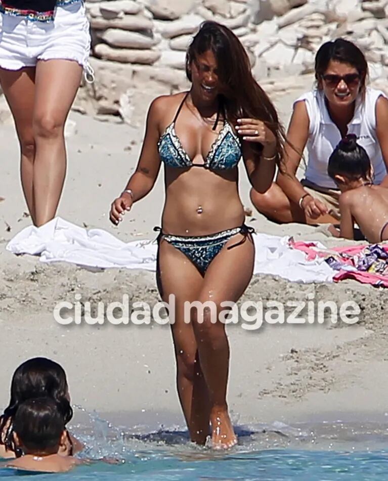 ¡Lomazo 10! Antonella Roccuzzo, súper diosa en bikini en las playas de Ibiza