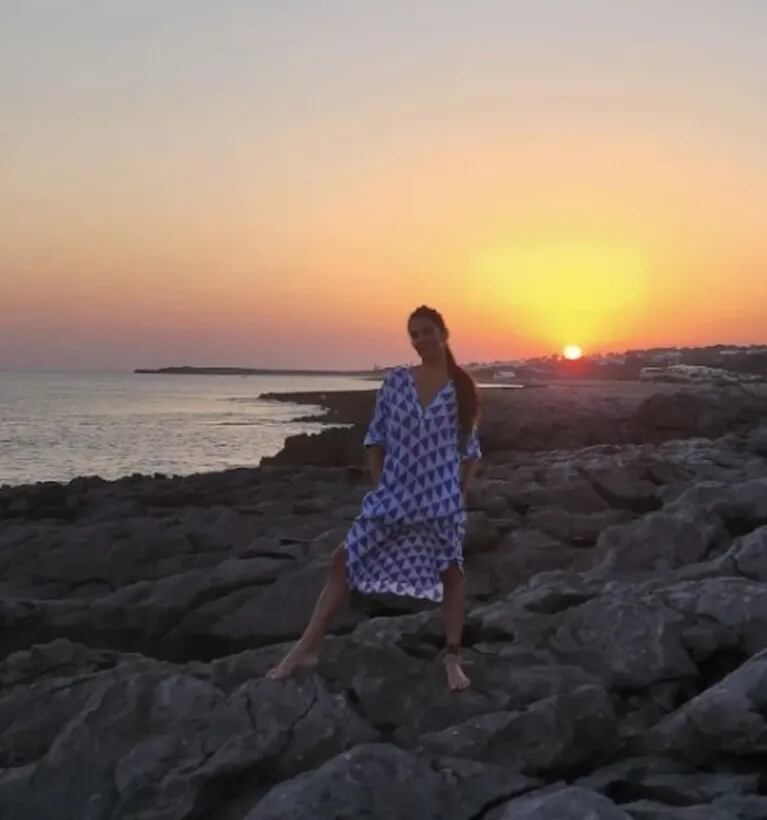 Juana Viale cautivó con sus looks en las Islas Baleares: enteriza con cavados y pareos chic