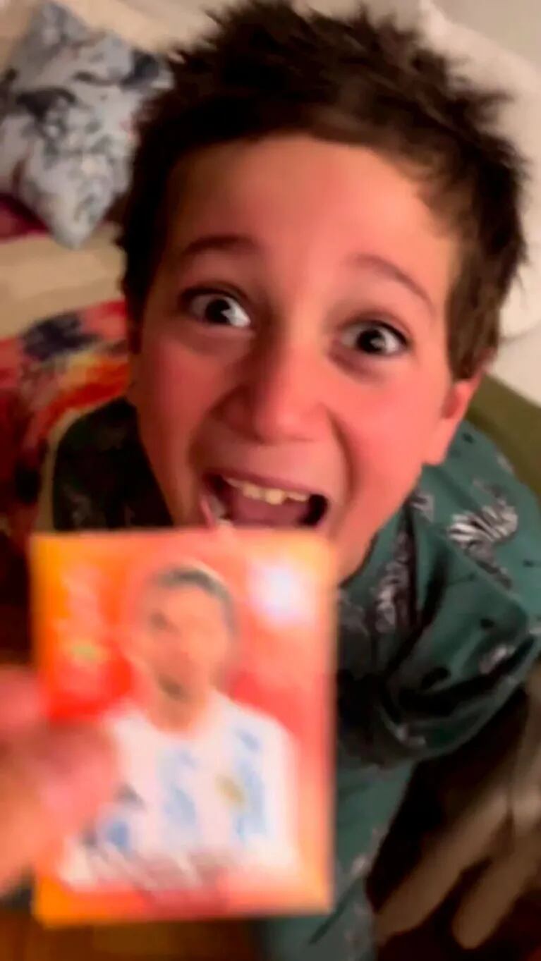 La eufórica reacción de Momo, el hijo de Jimena Barón, al encontrar la figurita de Lionel Messi para su álbum del Mundial