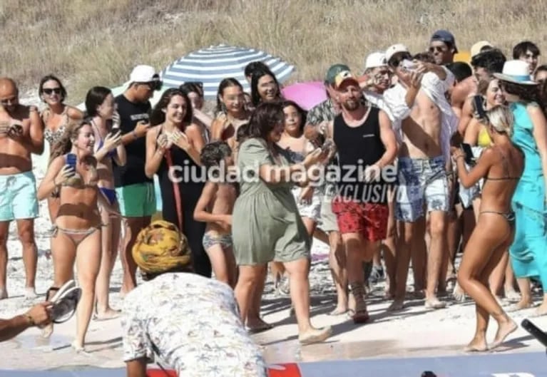 Lionel Messi revolucionó una playa de Ibiza: las fotos de los fans rodeando al ídolo