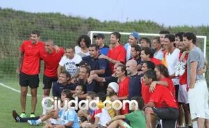 Marcelo Tinelli despide el 2012 jugando al fútbol con amigos. (Foto: Ciudad.com/Punta del Este)