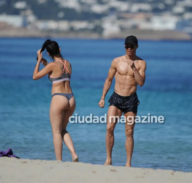 Cristiano Ronaldo y Georgina Rodríguez, apasionados en Ibiza: súper lomos y mimos hot en la playa