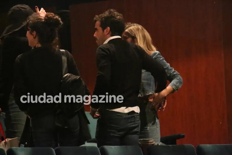 Las primeras fotos de Nicolás Cabré y Laurita Fernández como novios: salida al teatro y manito cariñosa