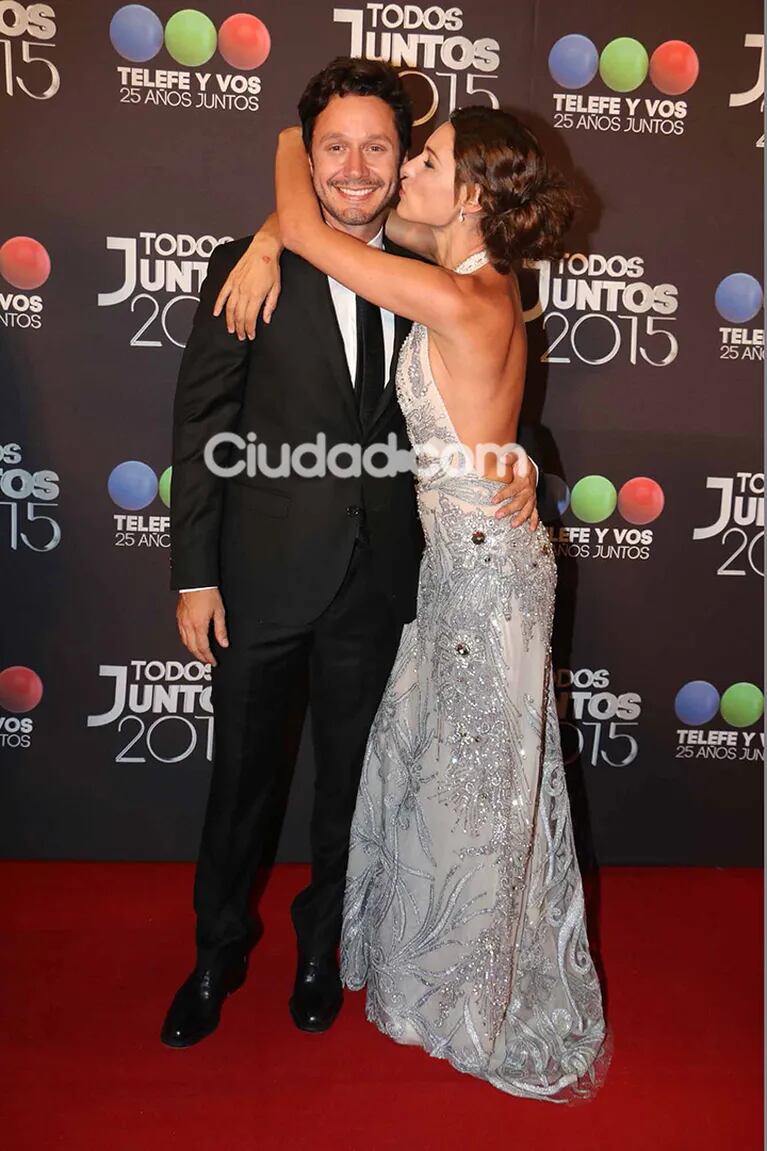 Pampita y Benjamín Vicuña, elegancia a puro mimo en la alfombra roja de la Telefiesta. (Foto: Movilpress)